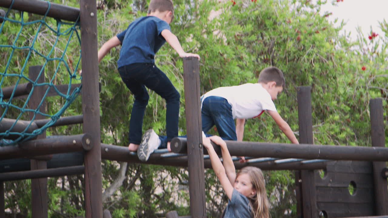 grupo de niños jugando en el marco de escalada con amigos en el parque