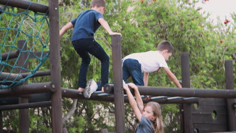 Gruppe-Von-Kindern,-Die-Mit-Freunden-Im-Park-Auf-Einem-Klettergerüst-Spielen