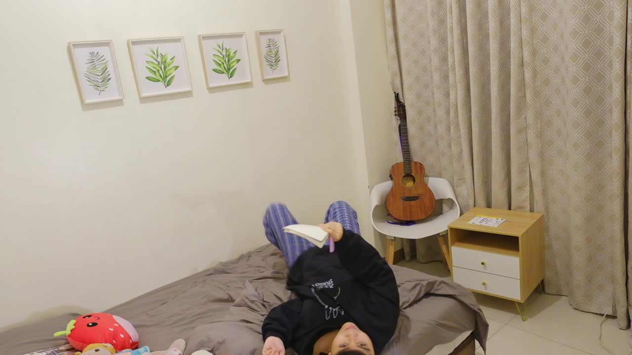 젊은, 아시아 십대 소녀는 침실에서 침대에 누워 노트북에 브레인 스토밍과 글을 쓴다