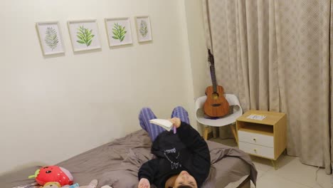 젊은, 아시아 십대 소녀는 침실에서 침대에 누워 노트북에 브레인 스토밍과 글을 쓴다