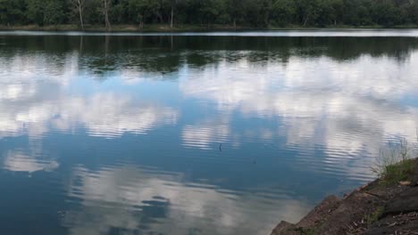 el lapso de tiempo del lago cerca de angkor wat