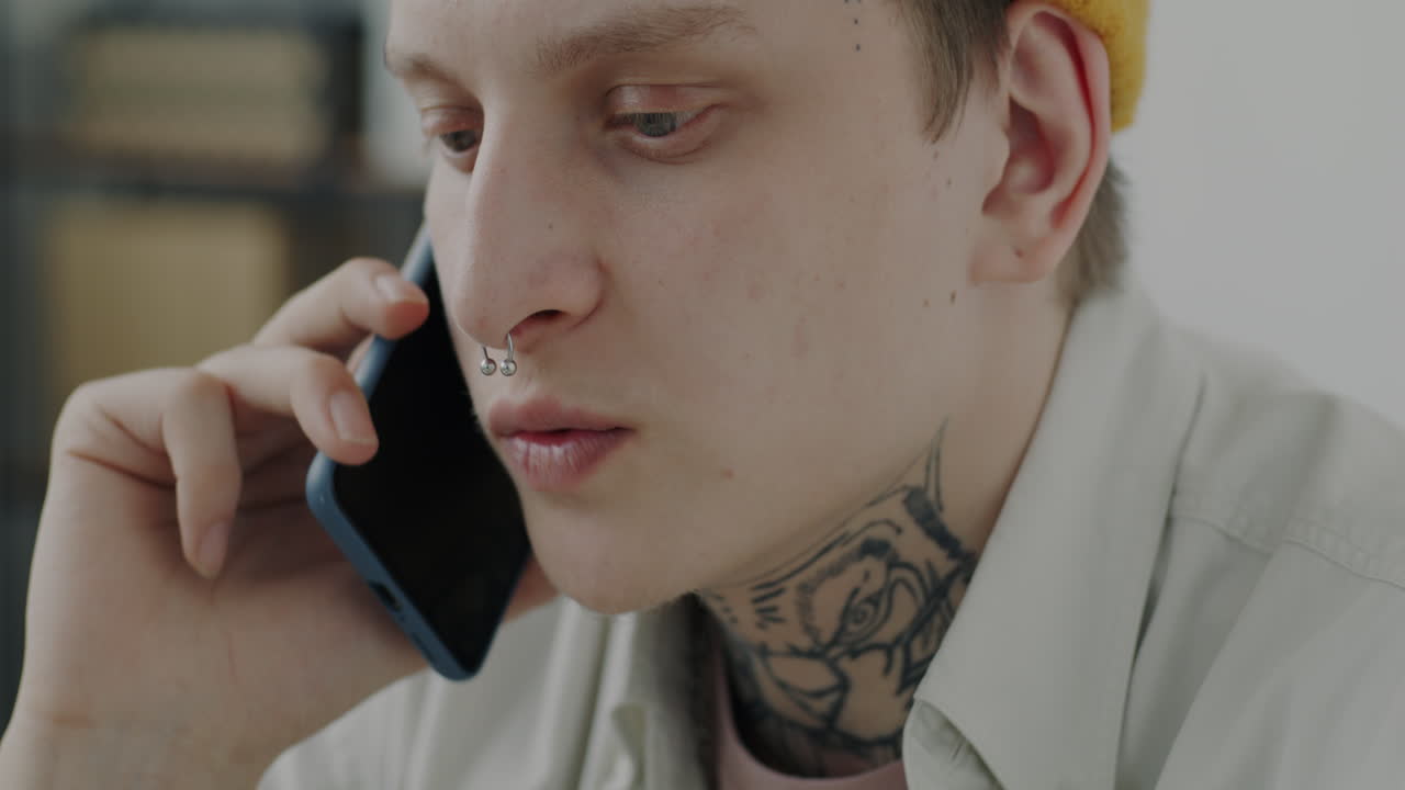 молодой человек по телефону.