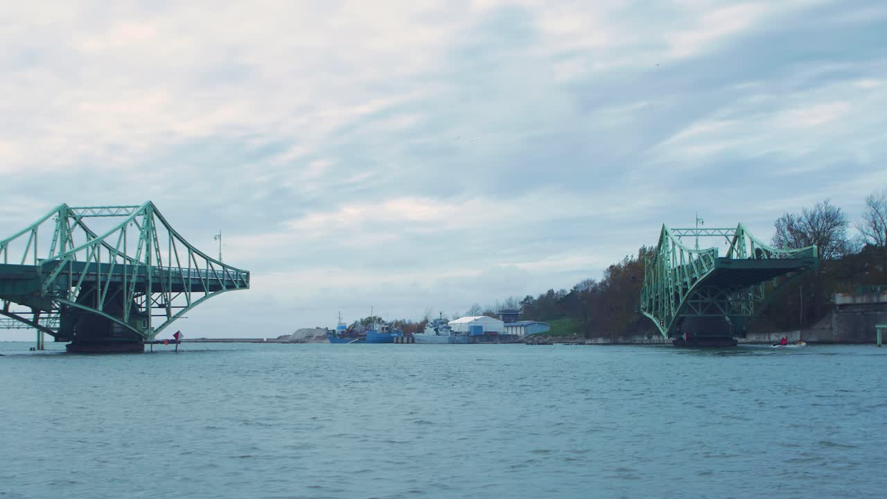흐린 가을날 리파자에서 닫히는 오스카 칼파카 스윙 브리지, 와이드 샷