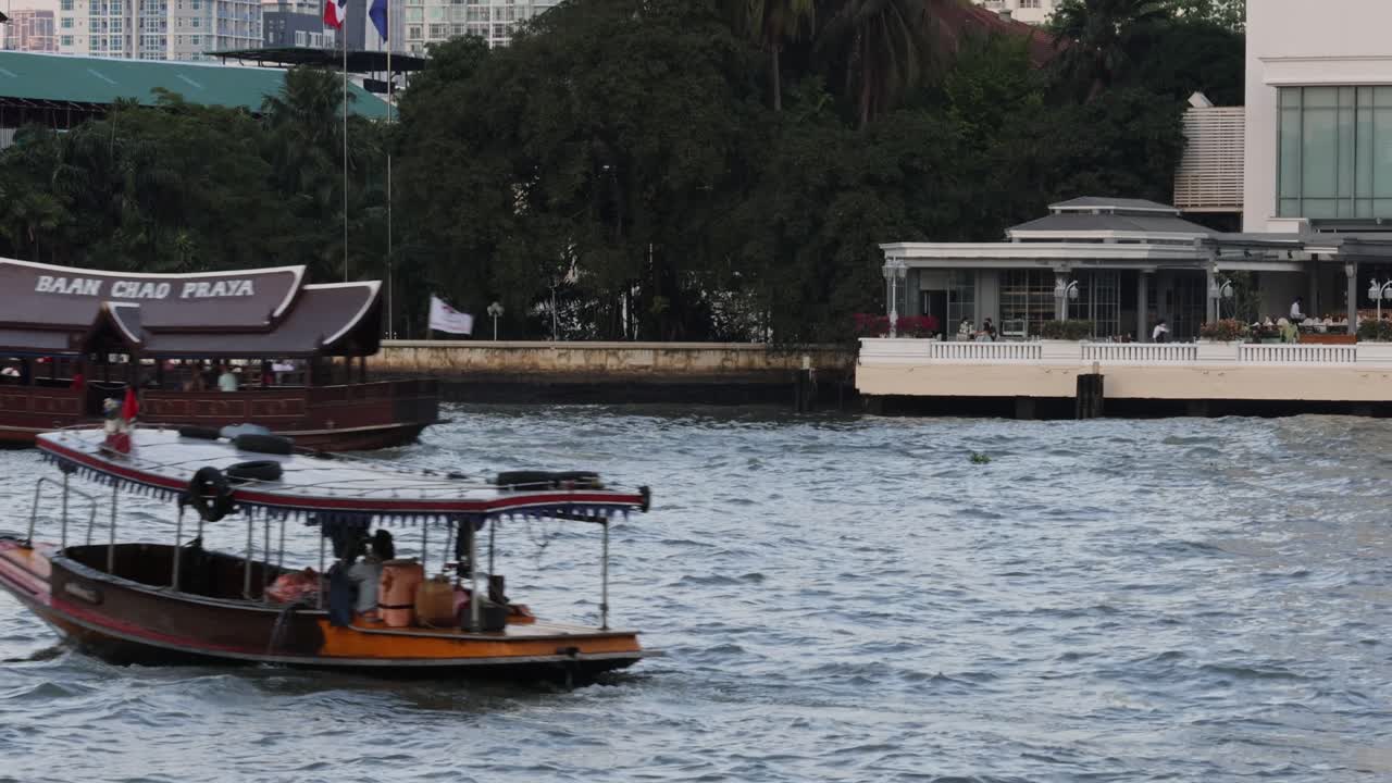 도시 배경 을 배경 으로 하여 물 위 에 이동 하는 배 들