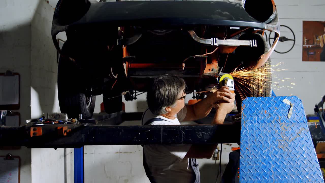 mecánico masculino que usa una máquina de moler 4k