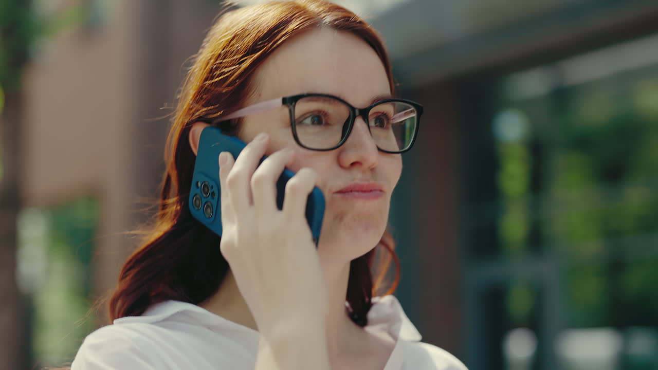 mujer hablando por teléfono al aire libre
