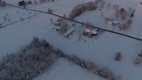 Dolly-Mirando-Hacia-Adelante-A-Las-Casas-Cubiertas-De-Nieve-En-El-Campo-Antes-Del-Amanecer