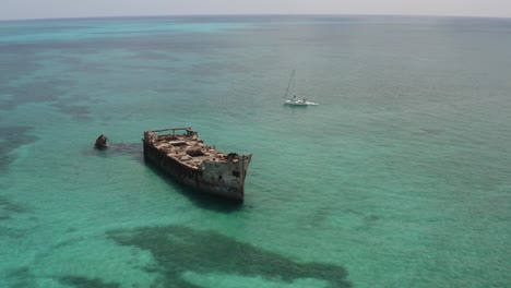 Velero-A-La-Deriva-Cerca-Del-Naufragio-De-Sapona-En-La-Costa-Caribeña-De-La-Isla-Bimini-En-Las-Bahamas