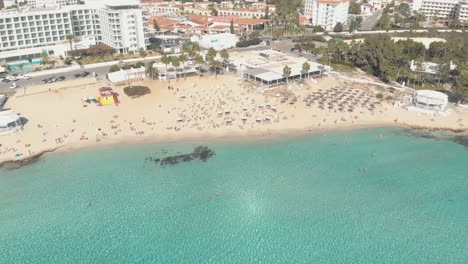 Agua-De-Mar-Azul-Claro-En-La-Playa-De-Nissi---Vista-Aérea