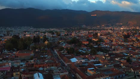 Aerial-wide-drone-shot-of-the-town-of-San-Cristobal-de-las-Casas,-Chiapas
