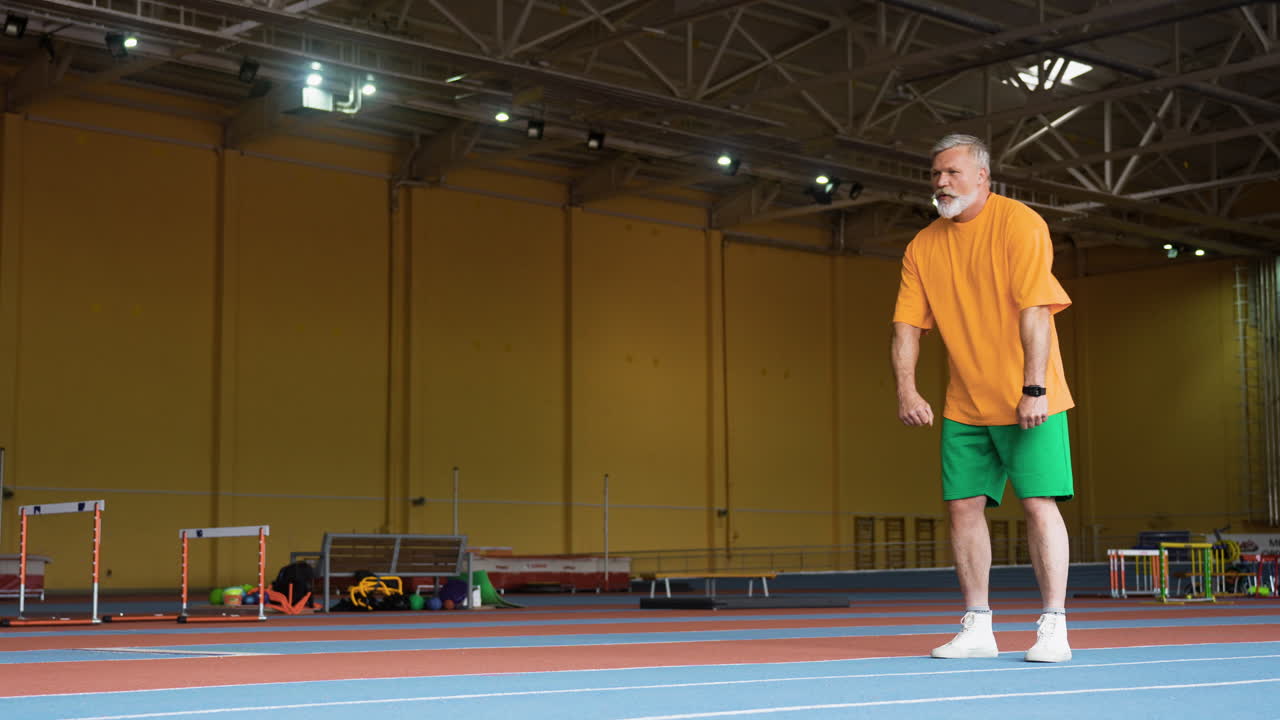 senior y joven saludándose en el interior
