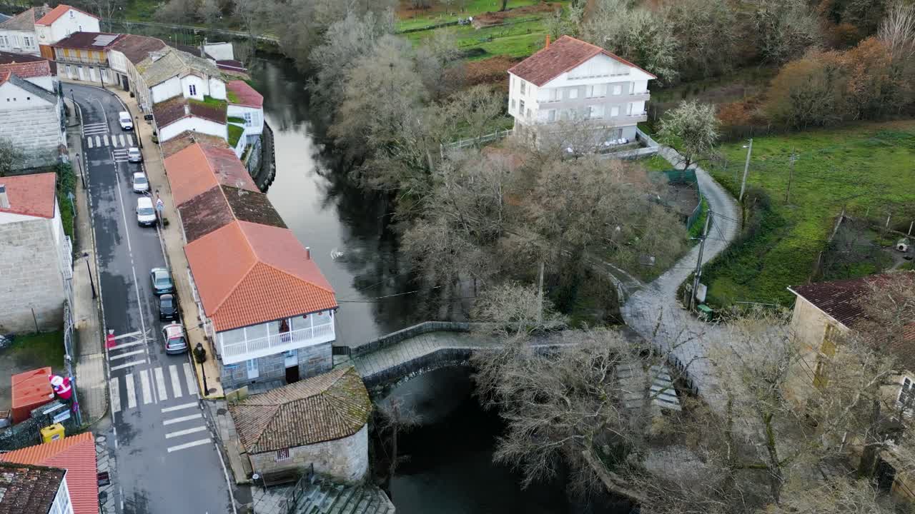 panorámica aérea del puente romano histórico que cruza el río molgas