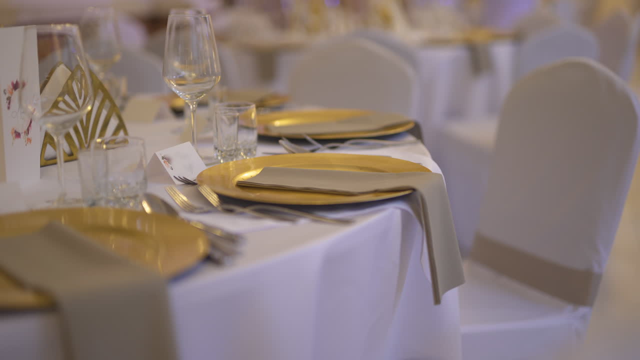 mesa decorada de lujo antes del evento de fiesta 3