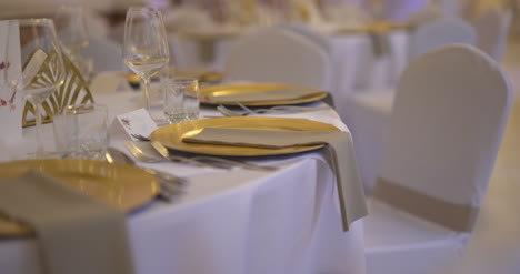 mesa decorada de lujo antes del evento de fiesta 3