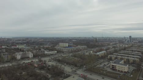 vista aérea de una ciudad en un día nublado