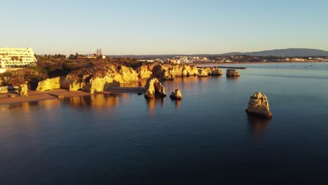 Vista-Aérea,-Tomas-De-Drones-4k,-Praia-Dona-Ana-Con-Acantilados,-Lagos-Al-Amanecer-En-Otoño,-En-El-Algarve,-Portugal