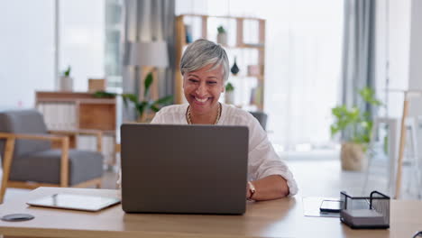 Trabajo-Remoto-Desde-Casa,-Sonrisa