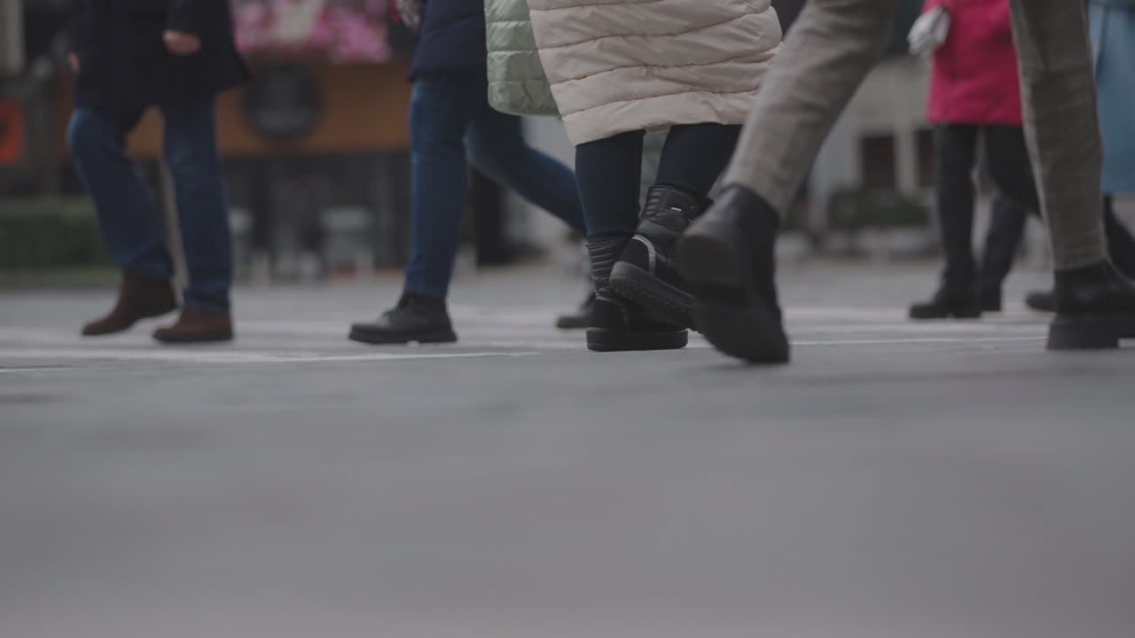 Gente che cammina per una strada cittadina