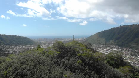 Der-Gipfel-Des-Pu&#39;u-Pia-Trail-Summit-Bietet-Einen-Atemberaubenden-Blick-Auf-Die-Stadt-Honolulu