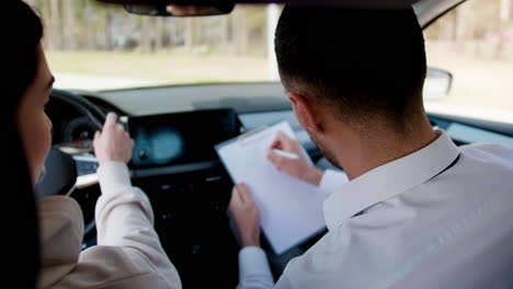 Profesor-Dando-Indicaciones-En-Un-Coche.