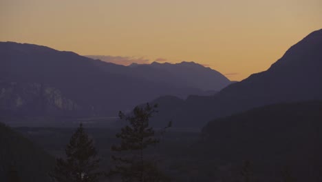 Vista-De-Una-Montaña-De-Invierno-Después-Del-Atardecer