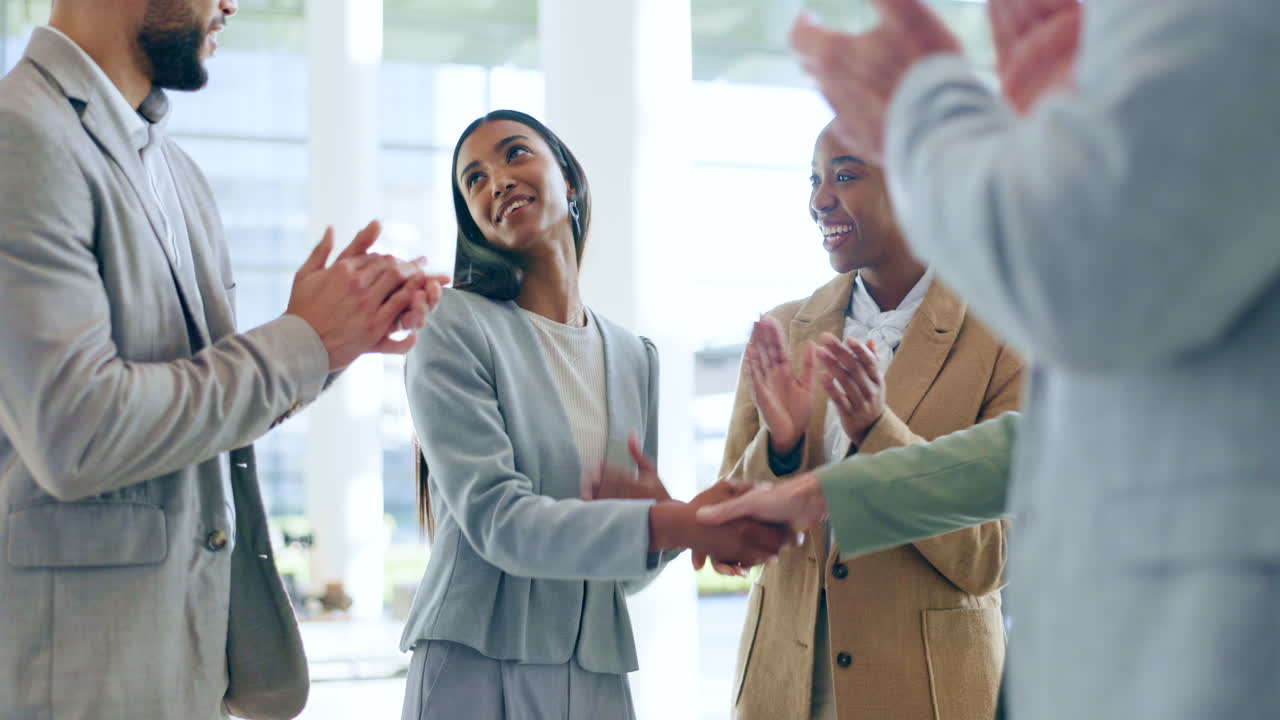 mujer de negocios, apretón de manos y aplausos de reunión