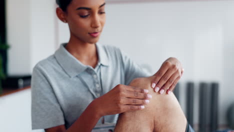 lesión en la rodilla, masaje o fisioterapeuta