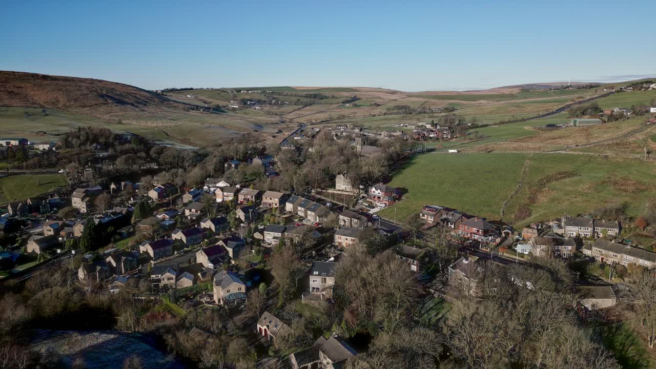 imágenes aéreas del pueblo de denshaw, un pueblo rural típico en el corazón de los peninos