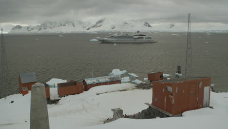 ship next to abandon station