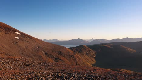 Vista-Aérea-Muy-Cinematográfica-De-Un-Excursionista-En-Las-Montañas-árticas-Noruegas