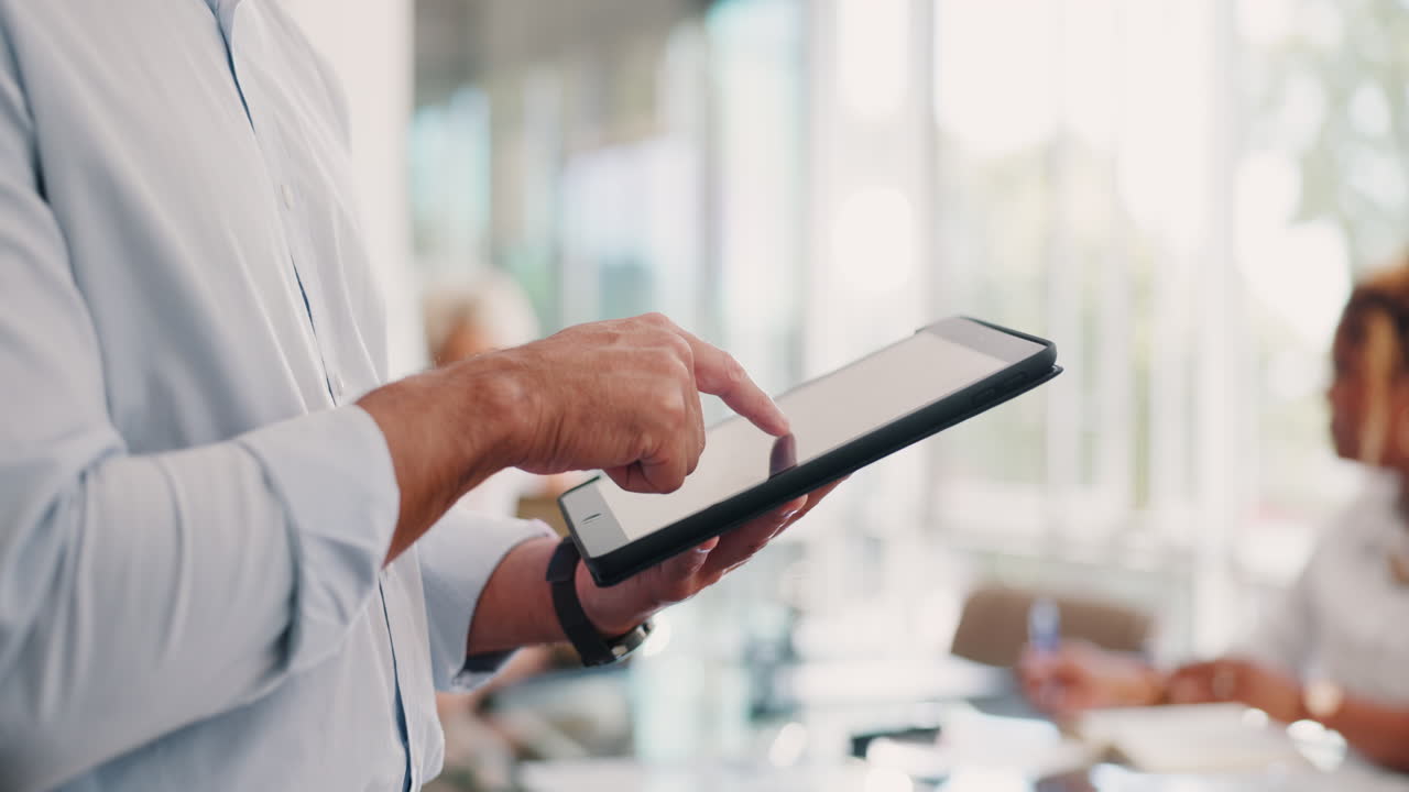negocios, tecnología y manos de la mujer en la tableta
