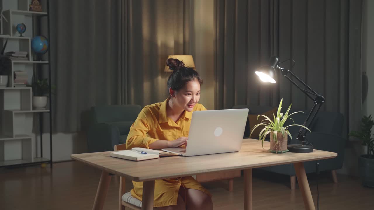 mujer trabajando en la computadora portátil por la noche