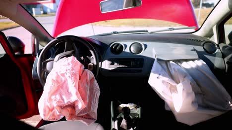 colisión de vehículos - airbag delantero del conductor y el pasajero después de haberse activado