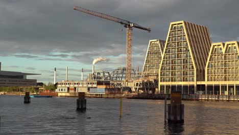 Blick-Auf-Neue-Bauvorhaben-Am-Hafen-Von-Kopenhagen-Bei-Sonnenuntergang