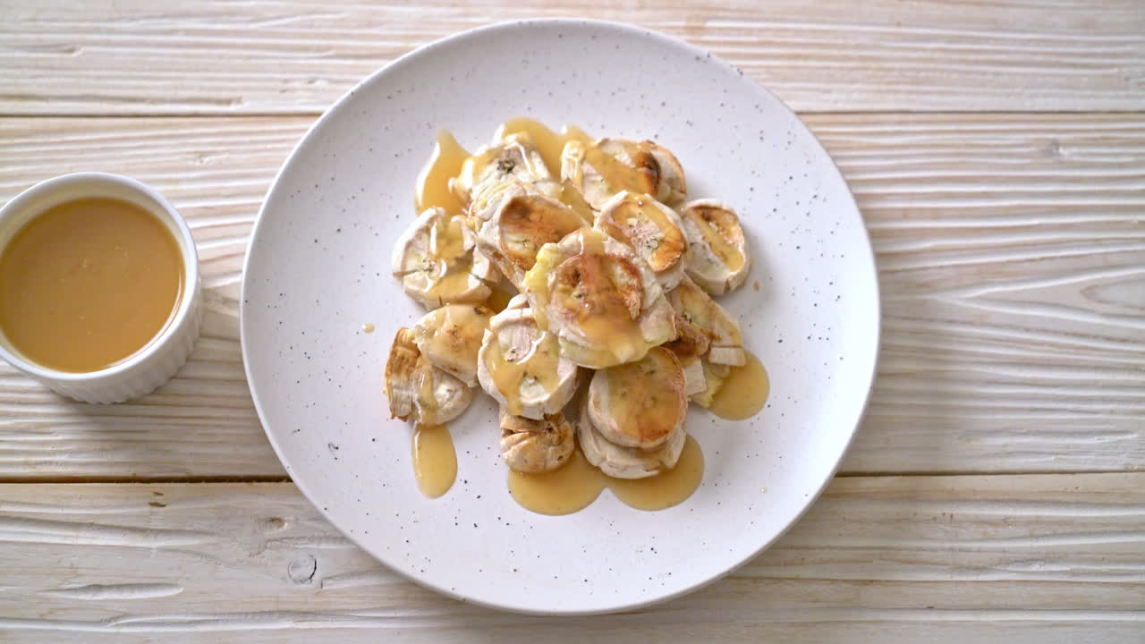 캐러멜 소스를 곁들인 얇게 썬 바나나 그릴