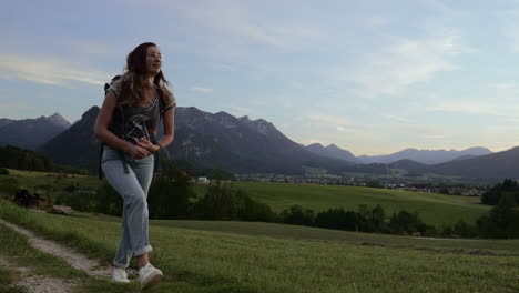 Frau-Geht-In-Den-Bergen-Während-Der-Blauen-Stunde-In-Momjeans-Auf-Einem-Kleinen-Pfad