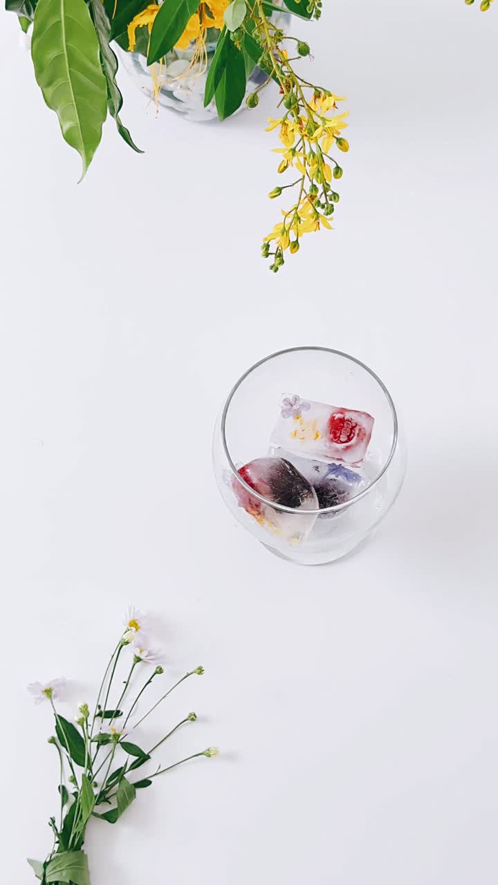 cubos de hielo con infusión de flores