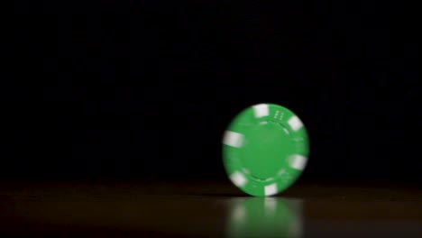 el chip de póquer verde giratorio