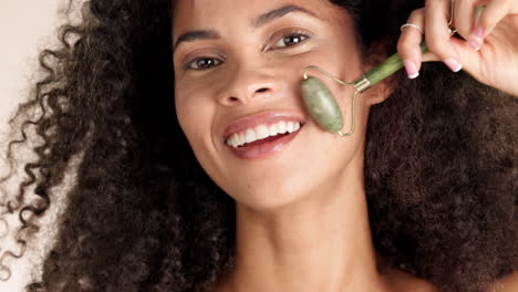 Lifting-Facial,-Rodillo-De-Jade-Y-Rostro-De-Mujer-Negra