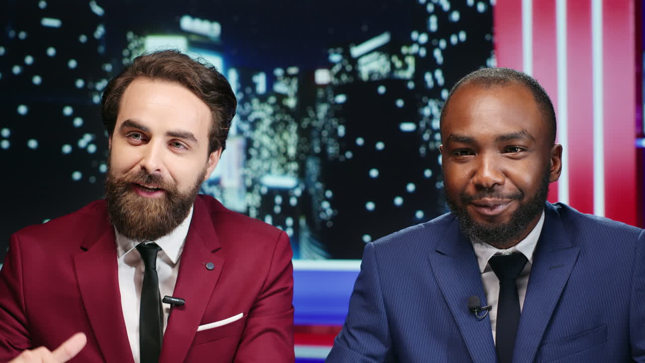 토크 쇼 기자 들 은 세계 문제 들 에 대해 토론 한다