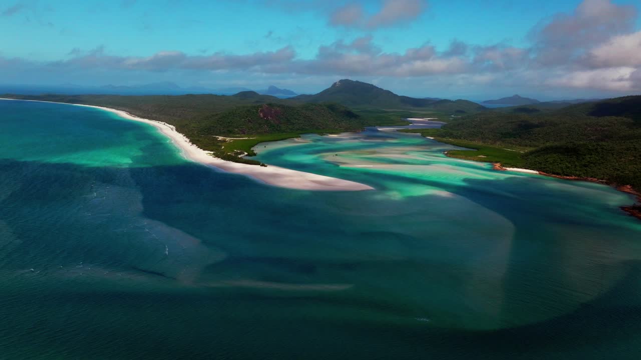 북쪽 끝 힐 인 전망대 화이트 샌드 바 (white sandbar) 항공 드론 (aerial drone) 화이트 선데이 (whitsundays, qld) 오스트레일리아 이 흐린 바람이 부는 그림자 화이트 헤이븐 해변 (whitehaven beach) 그레이트 배리어 리프 섬 (great barrier reef island) 에어리 국립 공원 (airlie national park)