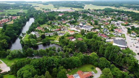 Río-Morrumsan-Y-Ciudad-Morrum-Durante-El-Día-En-Blekinge,-Suecia