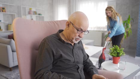 la vida cotidiana de una pareja de ancianos maduros, una vejez sin preocupaciones y sin estrés.