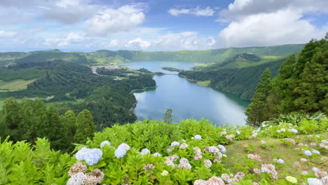 sete cidades 옆에 있는 아조레스의 아름다운 풍경에 있는 분화구 호수