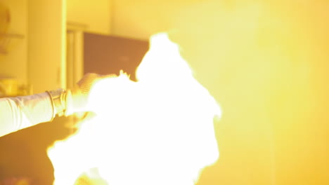estallando el globo con una explosión de fuego