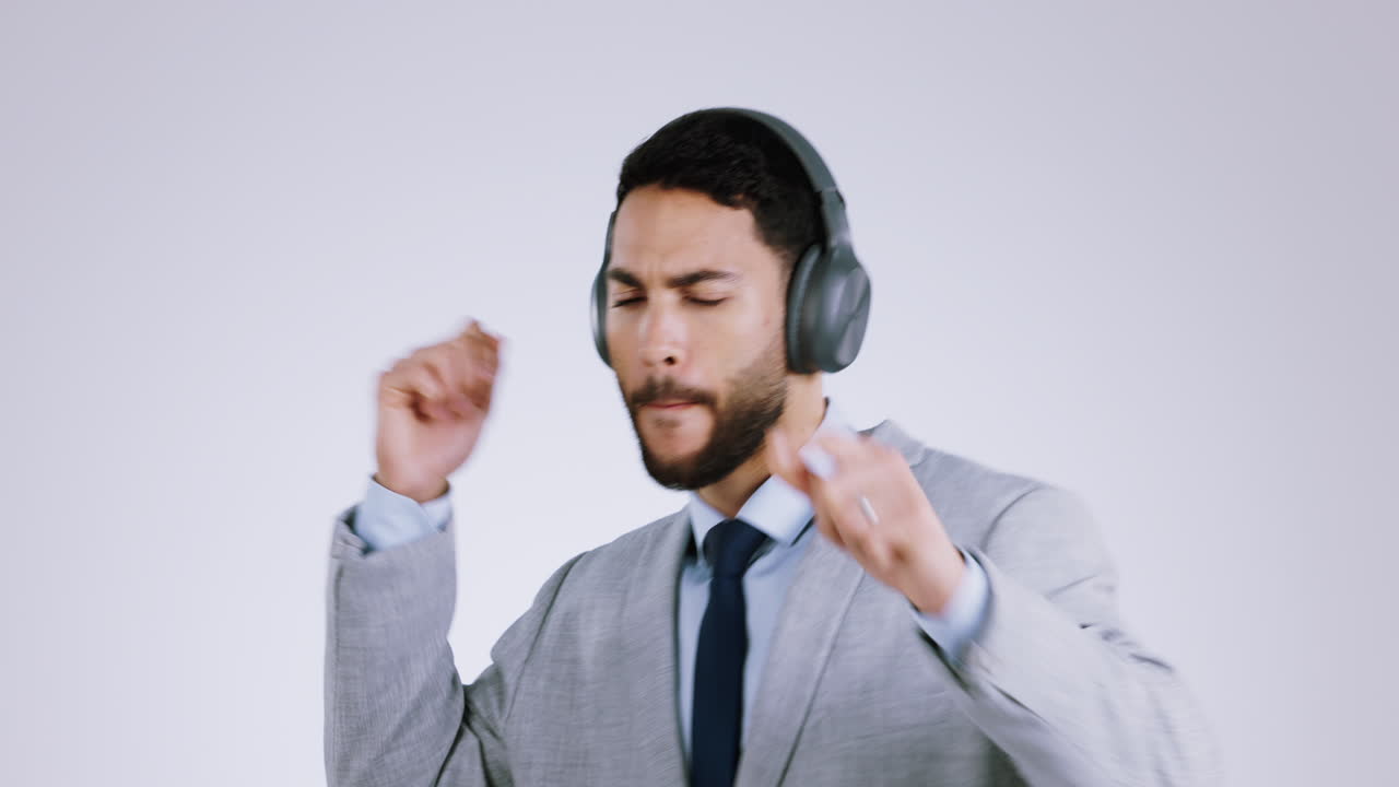 hombre corporativo, baile y auriculares en el estudio