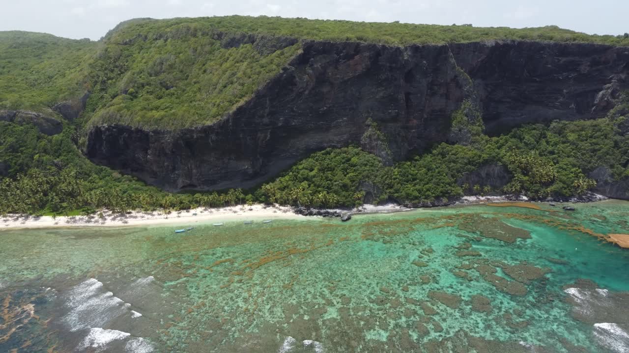 Aerial view of the steep cliff at Playa Front&oacute;n beach near Las Galeras on the Saman&aacute; peninsula in the Dominican Republic