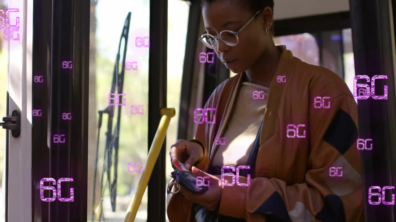animación de texto de 6g sobre mujeres diversas felices bajando del autobús