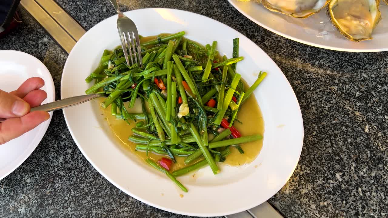 맛있는 태국 음식이 제공되고 즐기고 있습니다.