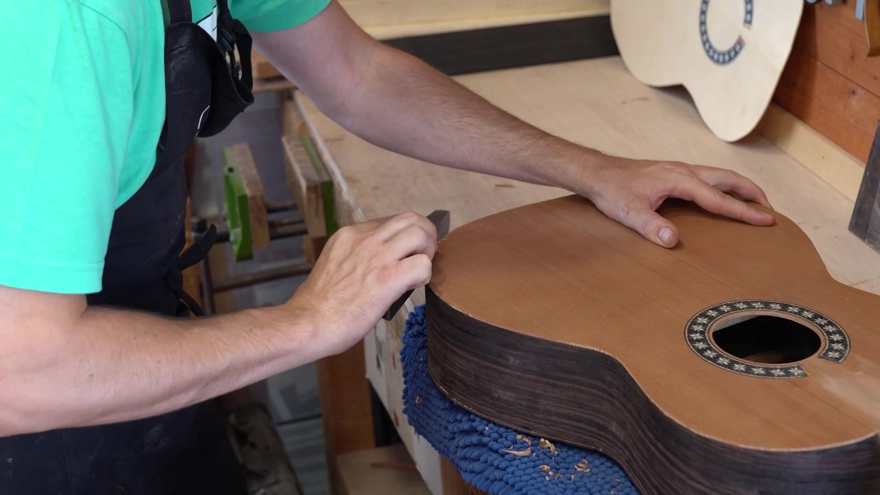 Liutaio spagnolo che lavora su una chitarra flamenca